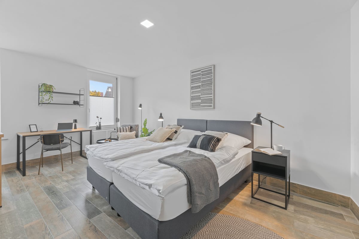 Chambre Double Classique, vue cour intérieure | Literie de qualité supérieure, bureau
