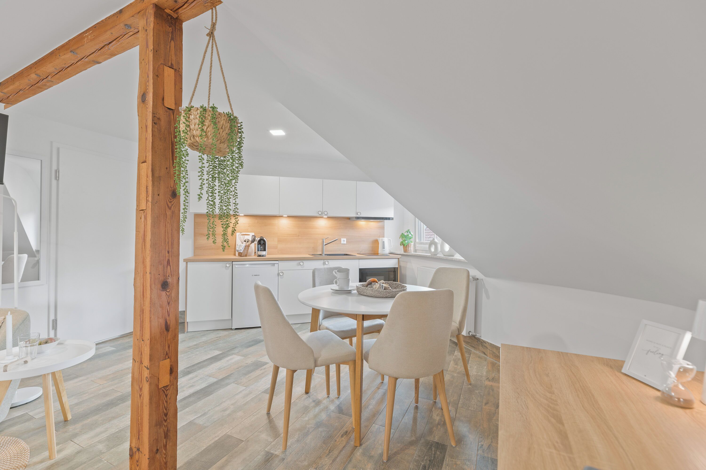 Quarto casal conforto, vista para a cidade | Cozinha privada | Frigobar, micro-ondas em uma área comum, máquina de café expresso