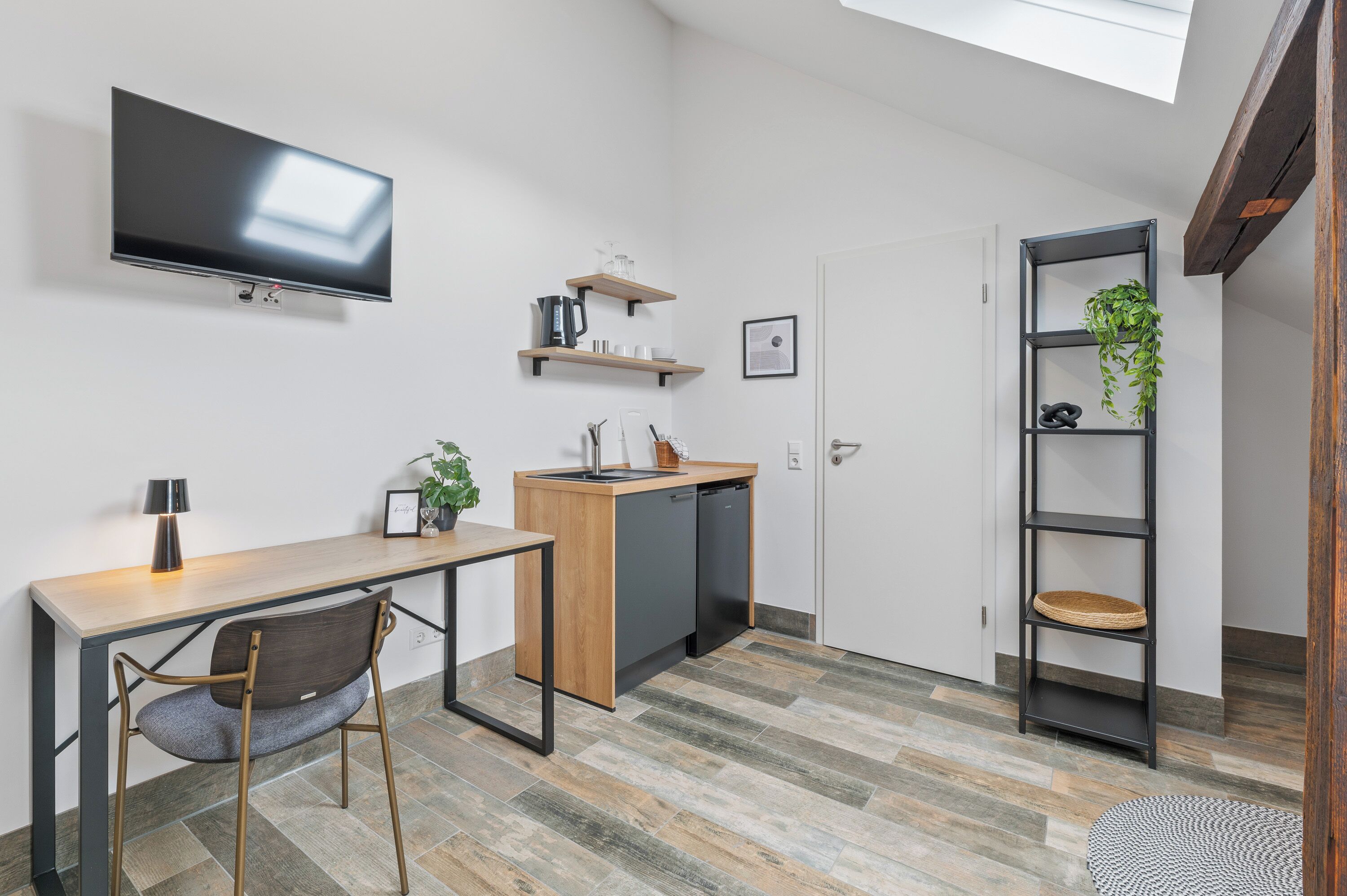 Chambre Simple Confort, vue cour intérieure | Cuisine privée | Mini réfrigérateur, micro-ondes dans l'espace commun, machine à expresso