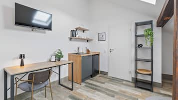 Chambre Simple Confort, vue cour intérieure | Cuisine privée | Mini réfrigérateur, micro-ondes dans l'espace commun, machine à expresso
