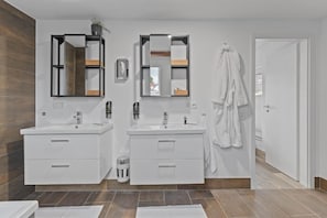 Deluxe Apartment, Valley View | Bathroom