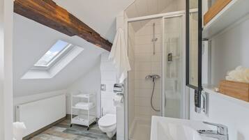 Kamar Double Comfort, pemandangan kota | Kamar mandi | Pengering rambut, handuk, sabun, dan sampo
