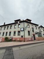 Un edificio de varios pisos con un letrero que indica que es un hotel.