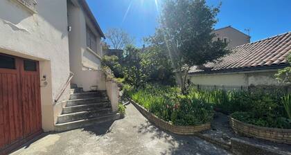 Villa with garden at the top of a hill, 10 minutes' walk from the town.