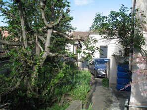 Property grounds - Villa with garden at the top of a hill, 10 minutes' walk from the town. (Carcassonne)