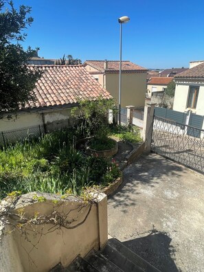Property grounds - Villa with garden at the top of a hill, 10 minutes' walk from the town. (Carcassonne)