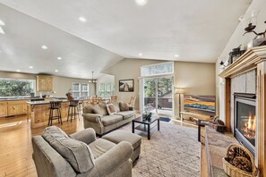 Smart TV, fireplace, table football, books - Lake Tahoe Mountain Retreat lx38 (South Lake Tahoe)
