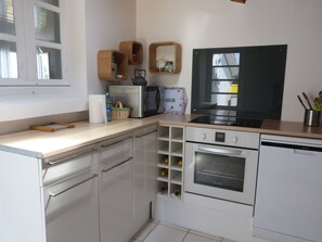 Een koelkast, een magnetron, een oven, een kookplaat