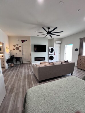1 slaapkamer, een strijkplank/strijkijzer, wifi, beddengoed