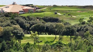 A golf course with a clubhouse and a view of the sea. - Charming house near forest - 6 guests (Saint-Jean-de-Monts)