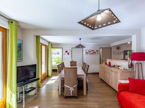 A modern living room with a dining area, a kitchen, and a TV. - Apartment near village - 10 guests (Barèges)