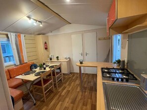 Fridge, microwave, coffee/tea maker - Mobile home with terrace - 4 guests (Grayan-et-l'Hôpital)
