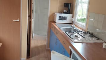 Coffee/tea maker, fridge, microwave