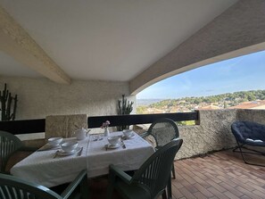 Outdoor dining - Spacious 3-Room Apartment - 8 People - St Cyr sur Mer (Saint-Cyr-sur-Mer)
