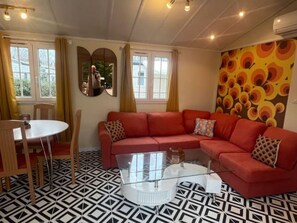 TV - Mobile home with jacuzzi and terrace - 4 guests (Grayan-et-l'Hôpital)