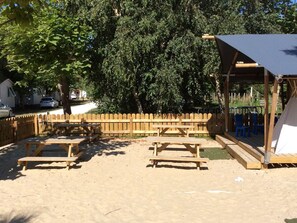 Outdoor dining - Mobile home with jacuzzi and terrace - 4 guests (Grayan-et-l'Hôpital)