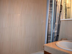 Bathroom - Studio cabin mountain view - 2 guests (Font-Romeu-Odeillo-Via)