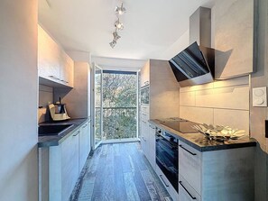 Fridge, microwave, oven, stovetop - Air-conditioned apartment near beach - 5 guests (Saint-Cyr-sur-Mer)