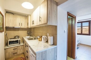 Kühlschrank, Ofen, Wasserkocher, Kaffeemühle
