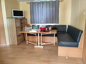 Living area - Mobile home with terrace - 6 guests (La Tour-d'Auvergne)
