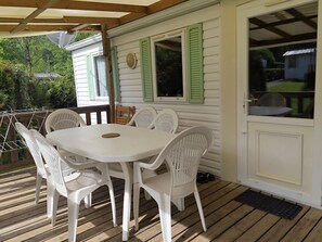 Outdoor dining - Mobile home with terrace - 6 guests (La Tour-d'Auvergne)