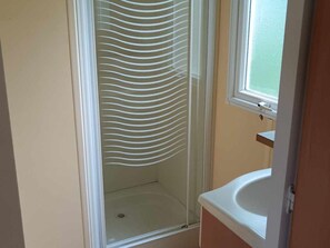 Bathroom - Mobile home with terrace - 6 guests (La Tour-d'Auvergne)