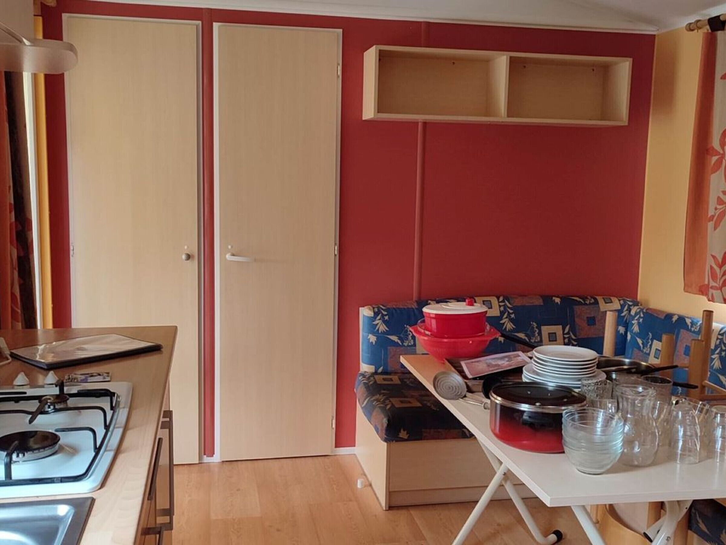 Kaffe- och tebryggare, kylskåp och mikrovågsugn