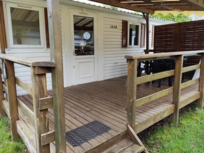 Outdoor dining - Mobile home with terrace - 4 guests (La Tour-d'Auvergne)