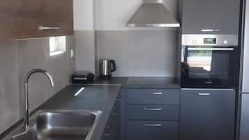 Réfrigérateur, four, cafetière/bouilloire, grille-pain