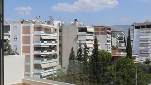 Ein Wohngebäude mit mehreren Balkonen, Satellitenschüsseln und freiem Blick auf die Umgebung.