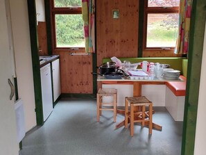 Fridge, microwave, coffee/tea maker - Cozy chalet in La Tour-d'Auvergne - 6 guests (La Tour-d'Auvergne)