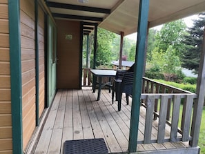 Outdoor dining - Cozy chalet in La Tour-d'Auvergne - 6 guests (La Tour-d'Auvergne)