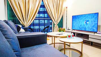 Suíte, sacada, vista para a piscina | Área de estar