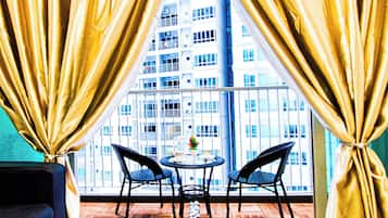 Suíte, sacada, vista para a piscina | Parte interna