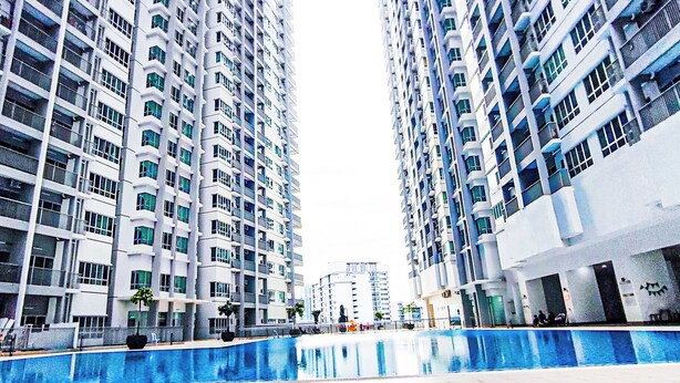 Un moderno edificio residenziale a più piani con cortile interno e piscina.