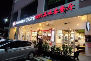 Outdoor dining - Family Suites at Razak City by HCK (Kuala Lumpur)
