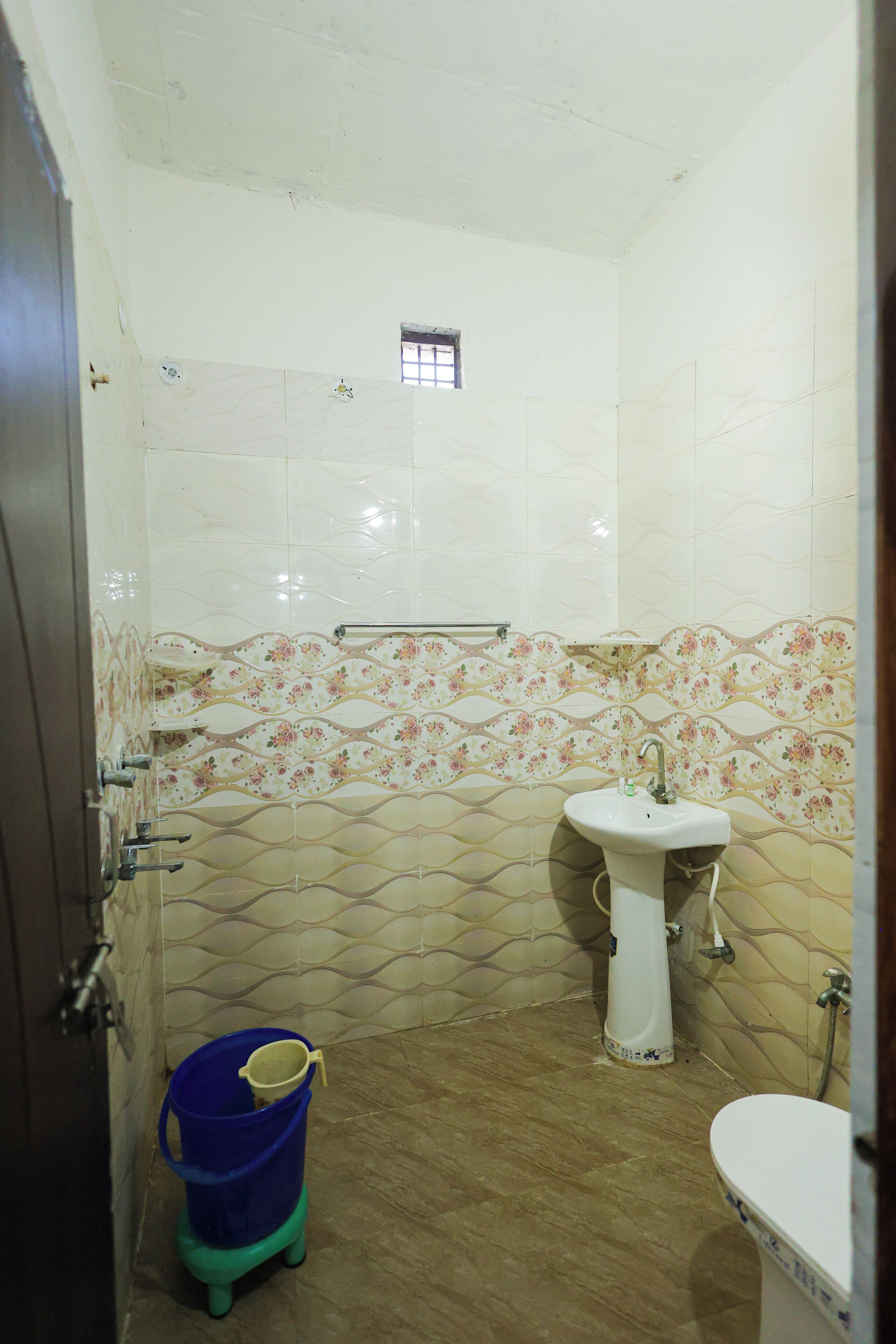 Kamar Double Standar | Kamar mandi | Shower, perlengkapan mandi gratis, handuk, dan sabun