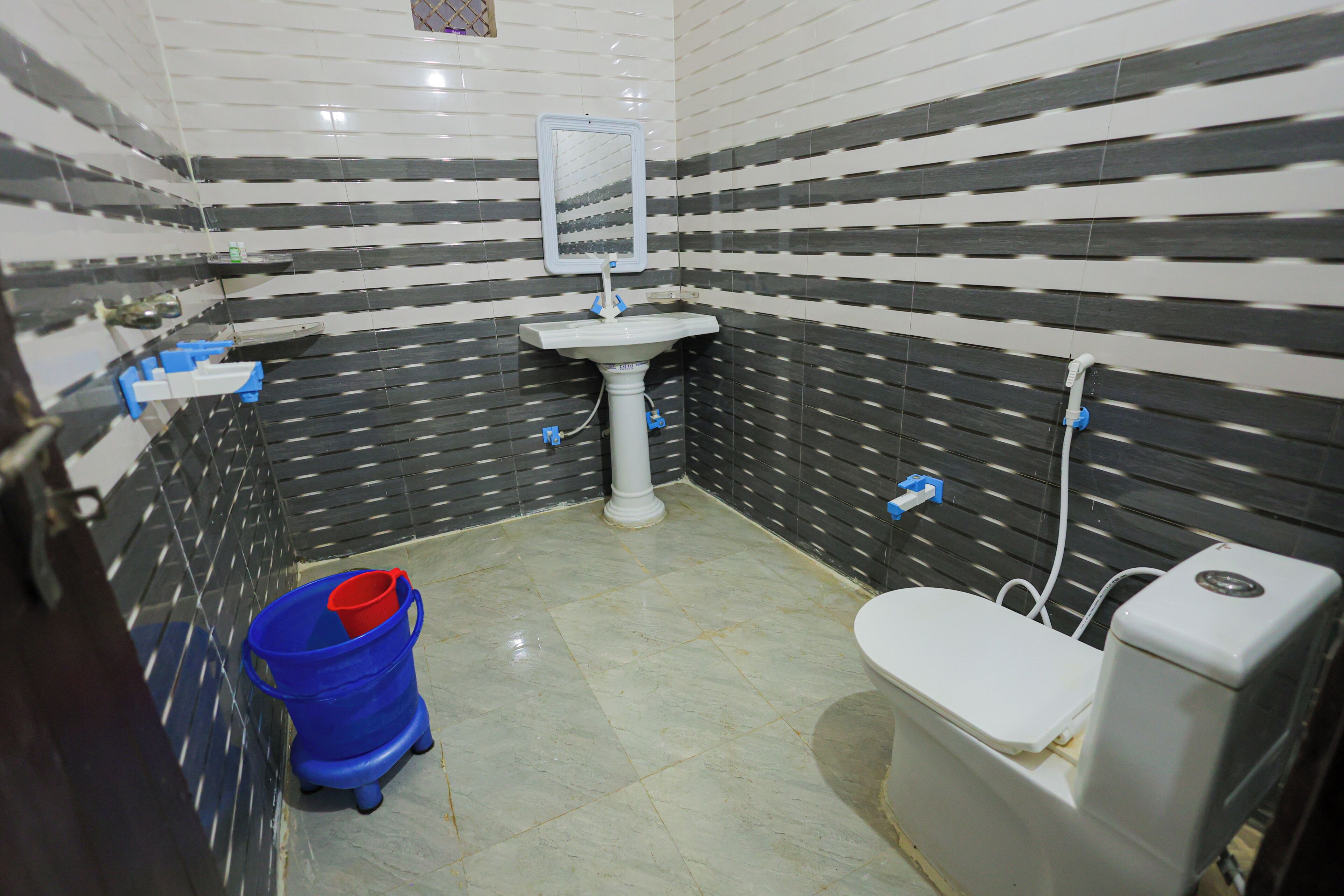 Habitación doble Deluxe | Baño | Regadera, amenidades de baño gratuitas, toallas, jabón 