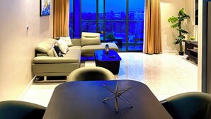 Un salon moderne avec un canapé, une table basse et une table à manger.