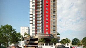 Un immeuble résidentiel à plusieurs étages doté d’une cour intérieure, de balcons et d’un espace de stationnement.