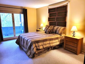 2 bedrooms, iron/ironing board, travel cot, Internet - Official Seasons RMC Condo 21G - 2 bedrooms + loft - sleeps 8 - Dog Fees (Bartlett)