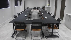 A conference room with a long table, chairs, and a whiteboard. - Prisatt Boutique Hotel (Lephalale)
