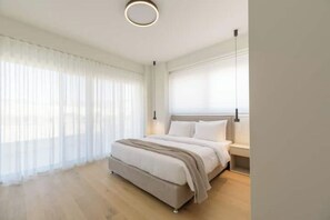 3 bedrooms, iron/ironing board, WiFi, bed sheets - Athenean Pool Heaven (ELLINIKO)