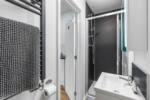 Deluxe Duplex | Bathroom - Top Hat - 1 Bed Apartment (Leicester)
