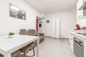 Private kitchen - Cozy Enna Rooms - Metro Re di Roma (Rome)
