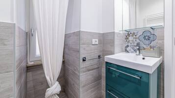 Dobbelt- eller tomannsrom – basic | Bad