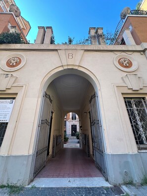 Exterior detail - Cozy Enna Rooms - Metro Re di Roma (Rome)