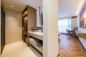 Superior Double Room, Courtyard View | Minibar, desk, laptop workspace, blackout drapes - Dali Haohai Yueju Seascape Guest House (Dali)