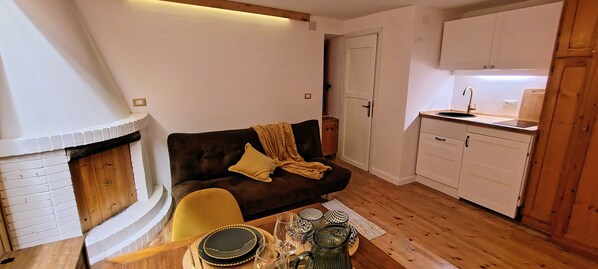 TV, fireplace