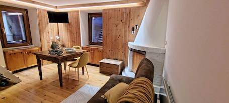 TV, fireplace. Home Visus, a Nest with Panoramic View and Fireplace